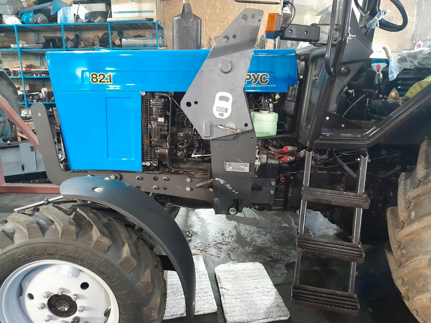 Монтаж погрузочного оборудования ТУРС-1000 на трактор МТЗ с челюстным ковшом