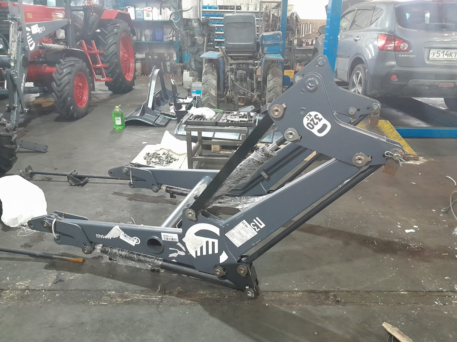 Монтаж погрузочного и щеточного оборудования на трактор МТЗ-320