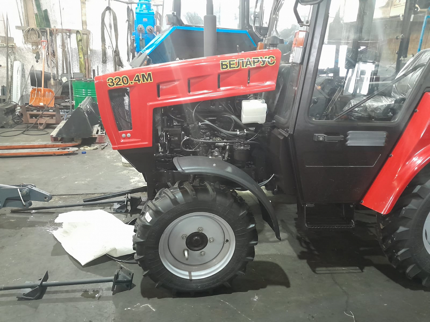 Монтаж погрузочного и щеточного оборудования на трактор МТЗ-320